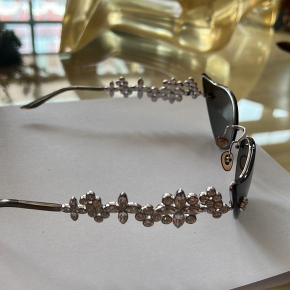 LOUIS VUITTON Swarovski Cat-Eye Fleur Sunglasses - Picture 13 of 16